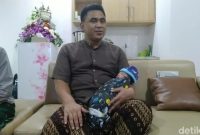 Wakil Gubernur Jawa Tengah, Taj Yasin Maimoen menggendong putra keempatnya, Semarang, Jumat (21/2/2020). 