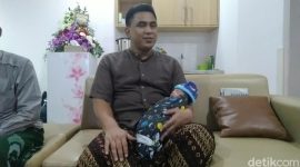 Wakil Gubernur Jawa Tengah, Taj Yasin Maimoen menggendong putra keempatnya, Semarang, Jumat (21/2/2020). 