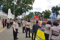 Ribuan buruh di depan kantor Walikota Batam
