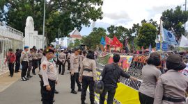 Ribuan buruh di depan kantor Walikota Batam