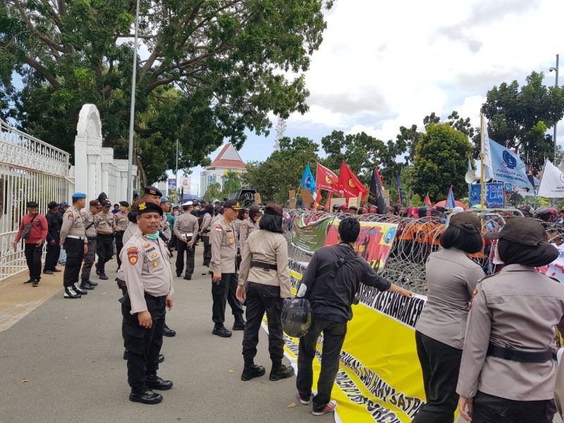 Ribuan buruh di depan kantor Walikota Batam