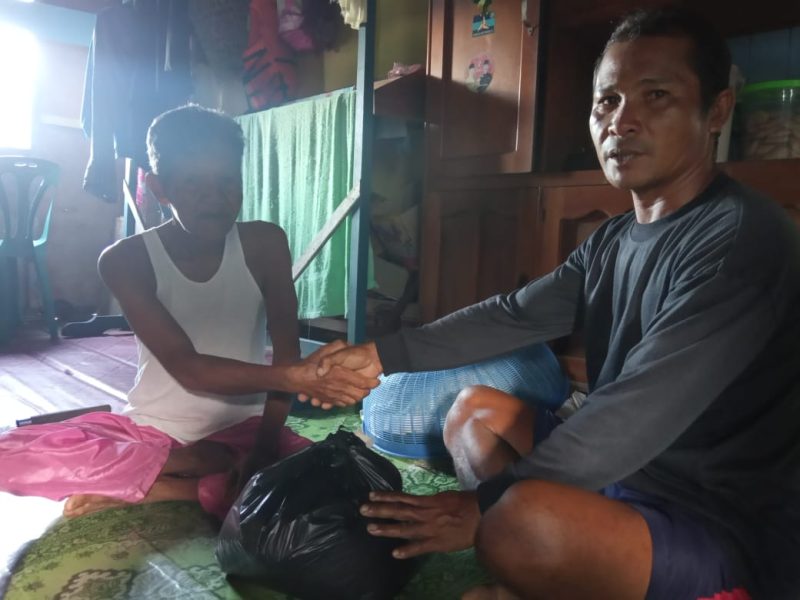 Tim Hartono Menyalurkan Bantuan Sembako Di Desa Impol