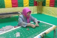 Proses membuat kain tudung manto