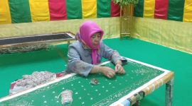 Proses membuat kain tudung manto