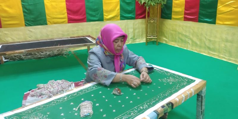 Proses membuat kain tudung manto