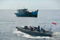 Kapal Vietnam menangkap ikan secara ilegal di perairan laut Natuna Utara. (Foto: Dispen Koarmada I)