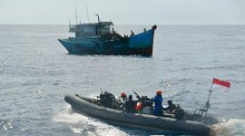 Kapal Vietnam menangkap ikan secara ilegal di perairan laut Natuna Utara. (Foto: Dispen Koarmada I)