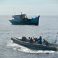 Kapal Vietnam menangkap ikan secara ilegal di perairan laut Natuna Utara. (Foto: Dispen Koarmada I)