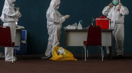 Sejumlah tenaga kesehatan melengkapi Alat Pelindung Diri (APD) ketika bersiap untuk melakukan tes usap di Pekanbaru, Riau, Kamis (3/9/2020). Satgas COVID-19 menilai perlunya pembatasan jam kerja dokter serta tenaga kesehatan COVID-19 untuk menghindari kelelahan yang mengakibatkan rentan tertular virus tersebut. ANTARA FOTO/Rony Muharrman/nz