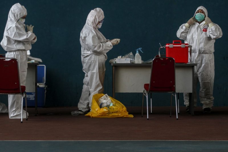 Sejumlah tenaga kesehatan melengkapi Alat Pelindung Diri (APD) ketika bersiap untuk melakukan tes usap di Pekanbaru, Riau, Kamis (3/9/2020). Satgas COVID-19 menilai perlunya pembatasan jam kerja dokter serta tenaga kesehatan COVID-19 untuk menghindari kelelahan yang mengakibatkan rentan tertular virus tersebut. ANTARA FOTO/Rony Muharrman/nz