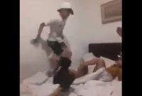 Viral! Video Pria Pukuli Selingkuhan Kekasih yang Lagi Asyik Mesra-mesraan di Atas Kasur