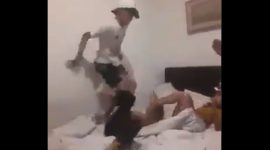 Viral! Video Pria Pukuli Selingkuhan Kekasih yang Lagi Asyik Mesra-mesraan di Atas Kasur