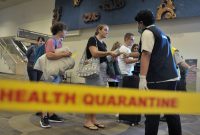 Petugas memeriksa Health Alert Card atau Kartu Kewaspadaan Kesehatan penumpang di Terminal Kedatangan Internasional Bandara Internasional I Gusti Ngurah Rai, Bali, Senin (2/3/2020). Kantor Kesehatan Pelabuhan (KKP) Kelas I Denpasar terus memperketat pemantauan dan pengawasan kesehatan penumpang pesawat yang tiba di Bandara Ngurah Rai untuk mengantisipasi penyebaran COVID-19 atau virus Corona. ANTARA FOTO/Fikri Yusuf/ama.