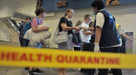 Petugas memeriksa Health Alert Card atau Kartu Kewaspadaan Kesehatan penumpang di Terminal Kedatangan Internasional Bandara Internasional I Gusti Ngurah Rai, Bali, Senin (2/3/2020). Kantor Kesehatan Pelabuhan (KKP) Kelas I Denpasar terus memperketat pemantauan dan pengawasan kesehatan penumpang pesawat yang tiba di Bandara Ngurah Rai untuk mengantisipasi penyebaran COVID-19 atau virus Corona. ANTARA FOTO/Fikri Yusuf/ama.