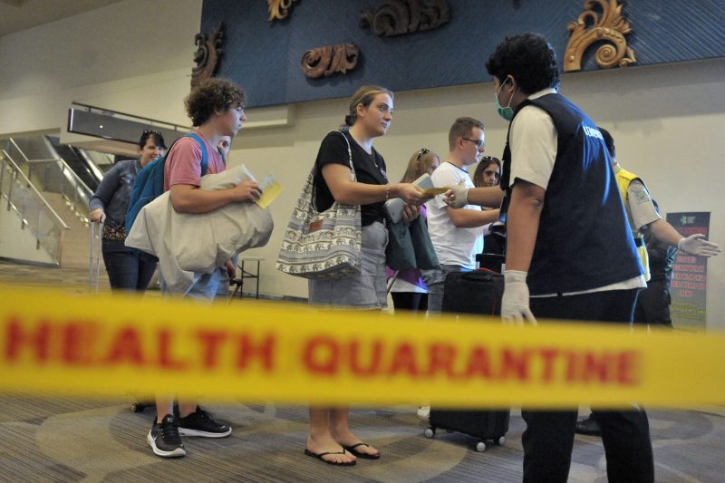 Petugas memeriksa Health Alert Card atau Kartu Kewaspadaan Kesehatan penumpang di Terminal Kedatangan Internasional Bandara Internasional I Gusti Ngurah Rai, Bali, Senin (2/3/2020). Kantor Kesehatan Pelabuhan (KKP) Kelas I Denpasar terus memperketat pemantauan dan pengawasan kesehatan penumpang pesawat yang tiba di Bandara Ngurah Rai untuk mengantisipasi penyebaran COVID-19 atau virus Corona. ANTARA FOTO/Fikri Yusuf/ama.