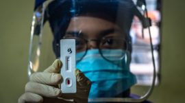 Petugas menunjukkan hasil negatif pada alat pemeriksaan cepat (rapid test) COVID-19 usai memeriksa salah satu pedagang di kawasan Relokasi Pasar Johar, Semarang, Jawa Tengah, Kamis (14/5/2020). Pemeriksaan cepat terhadap sejumlah pedagang di pasar itu guna mengetahui kondisi kesehatan mereka sebagai upaya untuk mencegah penyebaran virus Corona (COVID-19) di tempat keramaian. ANTARA FOTO/Aji Styawan/nz