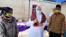 HJ MARLIN Agustina bangga memakai tenun Alor yang baru saja diterimanya. (ist)