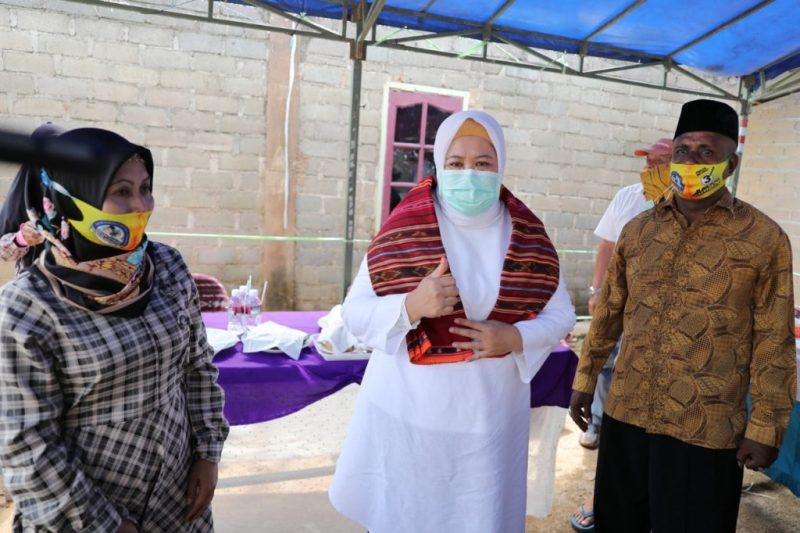 HJ MARLIN Agustina bangga memakai tenun Alor yang baru saja diterimanya. (ist)