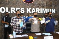 Kapolres Karimun, AKBP Muhammad Adenan (tengah) didampingi Kasat Resnarkoba Polres Karimun, AKP Rayendra Arga Prayana, SIK menunjukkan barang bukti Narkotika dalam Konferensi Pers pengungkapan kasus tindak pidana Narkotika. (ist)