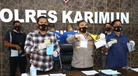 Kapolres Karimun, AKBP Muhammad Adenan (tengah) didampingi Kasat Resnarkoba Polres Karimun, AKP Rayendra Arga Prayana, SIK menunjukkan barang bukti Narkotika dalam Konferensi Pers pengungkapan kasus tindak pidana Narkotika. (ist)