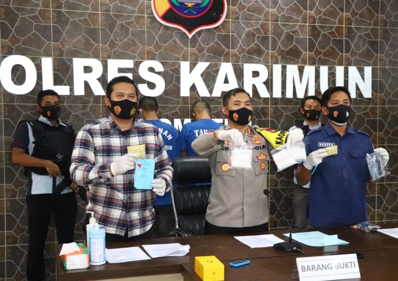 Kapolres Karimun, AKBP Muhammad Adenan (tengah) didampingi Kasat Resnarkoba Polres Karimun, AKP Rayendra Arga Prayana, SIK menunjukkan barang bukti Narkotika dalam Konferensi Pers pengungkapan kasus tindak pidana Narkotika. (ist)