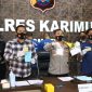 Kapolres Karimun, AKBP Muhammad Adenan (tengah) didampingi Kasat Resnarkoba Polres Karimun, AKP Rayendra Arga Prayana, SIK menunjukkan barang bukti Narkotika dalam Konferensi Pers pengungkapan kasus tindak pidana Narkotika. (ist)