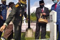 Danrem 033/WP Brigjen TNI Harnoto (kiri pertama) saat tabur bunga ke salah satu pusara makam pahlawan di TMP Pusara Bhakti Gatot Subroto BT 5, Kota Tanjungpinang. (ist)