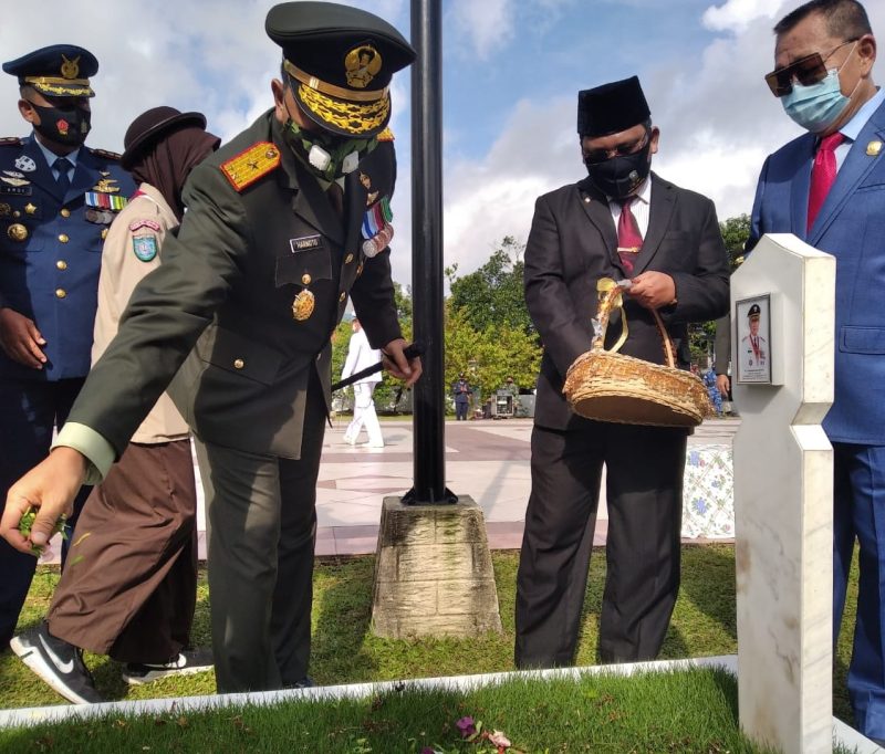 Danrem 033/WP Brigjen TNI Harnoto (kiri pertama) saat tabur bunga ke salah satu pusara makam pahlawan di TMP Pusara Bhakti Gatot Subroto BT 5, Kota Tanjungpinang. (ist)