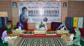 Persit dari tiga Matra Kartika Chandra Kirana Koorcab Rem 033 PD I/BB, terlihat sangat antusias mengikuti pelatihan membatik tulis secara daring, peringati hari Batik Nasional yang serentak se-Indonesia. (ist)