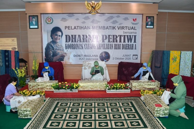 Persit dari tiga Matra Kartika Chandra Kirana Koorcab Rem 033 PD I/BB, terlihat sangat antusias mengikuti pelatihan membatik tulis secara daring, peringati hari Batik Nasional yang serentak se-Indonesia. (ist)