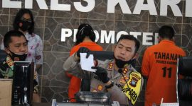 Kapolres Karimun, AKBP Muhammad Adenan menunjukkan bukti kwintansi transaksi pembayaran, saat gelar Konferensi Pers di lobi utama Mapolresta Karimun. (ist)