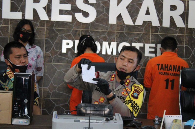 Kapolres Karimun, AKBP Muhammad Adenan menunjukkan bukti kwintansi transaksi pembayaran, saat gelar Konferensi Pers di lobi utama Mapolresta Karimun. (ist)