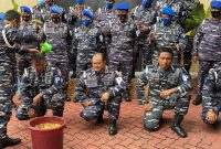 Danpom Lantamal IV, Letkol Laut (PM) Dedy Ary Yuanto saat penyiraman air kembang kepada prajuritnya atas kenaikan pangkat yang diperoleh. (ist)