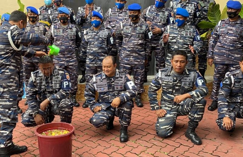 Danpom Lantamal IV, Letkol Laut (PM) Dedy Ary Yuanto saat penyiraman air kembang kepada prajuritnya atas kenaikan pangkat yang diperoleh. (ist)