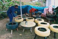 Proses pengerjaan oleh para Nelayan binaan Sat Polairud Polres Tanjungpinang bersama tangguh Maju Jaya & Eco Karya Alam Indah menggunakan limbah ban bekas. (ist)