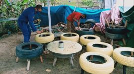 Proses pengerjaan oleh para Nelayan binaan Sat Polairud Polres Tanjungpinang bersama tangguh Maju Jaya & Eco Karya Alam Indah menggunakan limbah ban bekas. (ist)