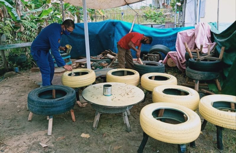 Proses pengerjaan oleh para Nelayan binaan Sat Polairud Polres Tanjungpinang bersama tangguh Maju Jaya & Eco Karya Alam Indah menggunakan limbah ban bekas. (ist)