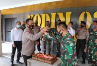 Wakapolresta Barelang memberikan kejutan kepada Kasdam Kodim 0316 (ist)