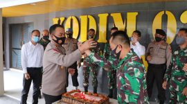 Wakapolresta Barelang memberikan kejutan kepada Kasdam Kodim 0316 (ist)