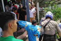 Korban (AS) saat dievakuasi pihak kepolisian ke RSUD Tarempa. (ist)