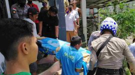 Korban (AS) saat dievakuasi pihak kepolisian ke RSUD Tarempa. (ist)