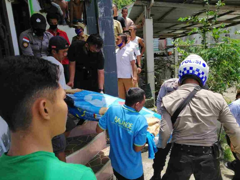 Korban (AS) saat dievakuasi pihak kepolisian ke RSUD Tarempa. (ist)