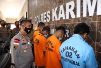 empat orang tersangka saat ditanya oleh Kapolres Karimun (ist)