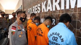empat orang tersangka saat ditanya oleh Kapolres Karimun (ist)