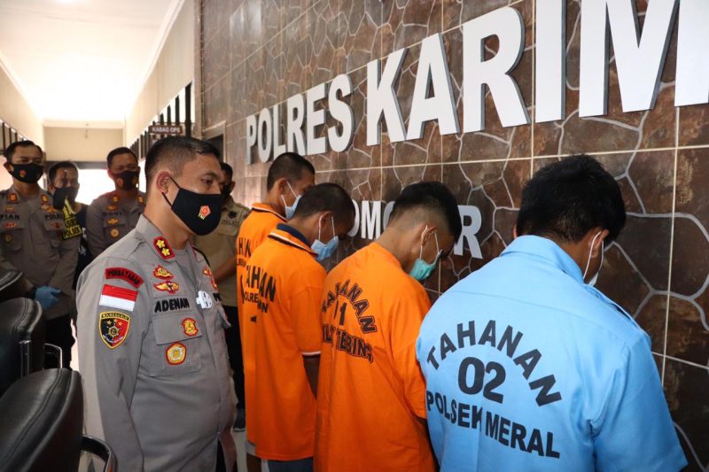 empat orang tersangka saat ditanya oleh Kapolres Karimun (ist)