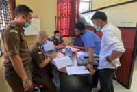 Penyerahan berkas perkara kasus tindak pidana korupsi pengelolaan angaran BLUD RSUD Dabo tahun 2018 kepada JPU, di Kejari Lingga, Dabo Singkep, Lingga. (ist)