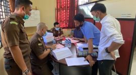 Penyerahan berkas perkara kasus tindak pidana korupsi pengelolaan angaran BLUD RSUD Dabo tahun 2018 kepada JPU, di Kejari Lingga, Dabo Singkep, Lingga. (ist)