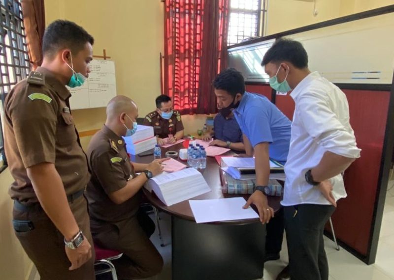 Penyerahan berkas perkara kasus tindak pidana korupsi pengelolaan angaran BLUD RSUD Dabo tahun 2018 kepada JPU, di Kejari Lingga, Dabo Singkep, Lingga. (ist)