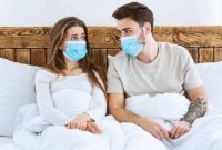 Bercinta pakai masker untuk tangkal corona (Foto: Getty Images/iStockphoto)