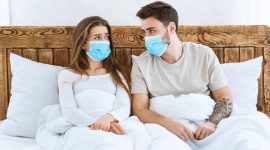 Bercinta pakai masker untuk tangkal corona (Foto: Getty Images/iStockphoto)